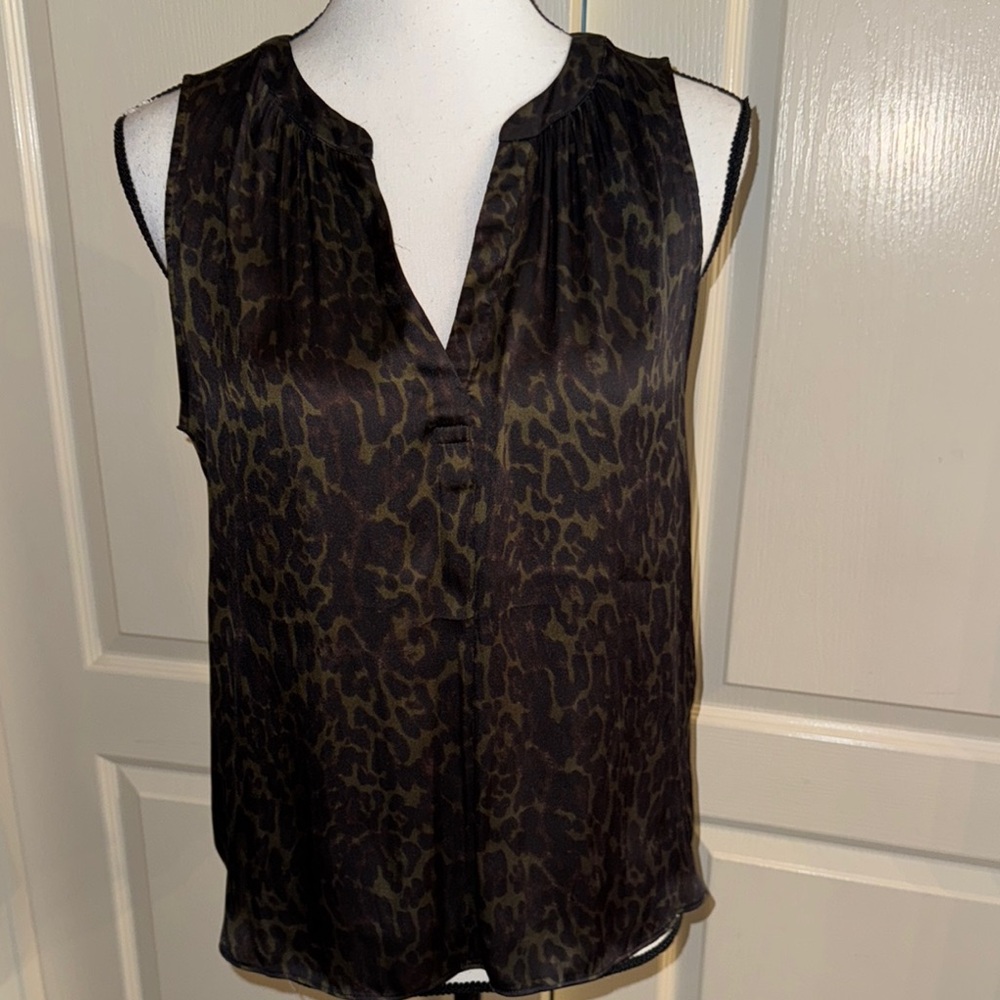 ⭐️ BANANA REPUBLIC - Animal Print Top - Size Small